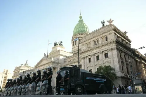 تجمع محتجون أمام الكونغرس في بوينس آيرس، حيث تتواجد قوات الشرطة لمواجهة الاحتجاجات على سياسات الحكومة المتعلقة بالمعاشات التقاعدية.