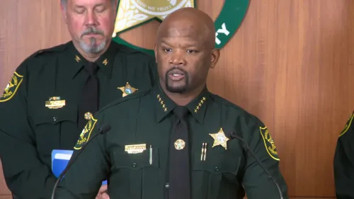 المأمور جريجوري توني يتحدث في مؤتمر صحفي حول تقصير نوابه في التعامل مع قضايا العنف المنزلي التي أدت إلى جريمة قتل ثلاثية.