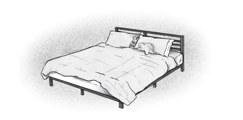 سرير مزدوج مزين ببطانية خضراء ووسائد، مع دمية محشوة تظهر على السرير، يعكس شعور الأمان والراحة في ظل التوترات العائلية.