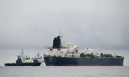 ناقلة النفط "إيجل إس" تبحر بالقرب من سفن إنقاذ في بحر البلطيق، وسط مخاوف من تداخلها مع كابل كهرباء متعطل يربط إستونيا وفنلندا.