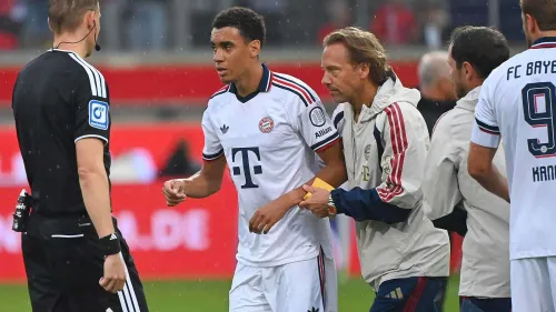 جمال موسيالا لاعب بايرن ميونخ يخرج متثاقلاً من الملعب بعد تعرضه لنوبة غيابية أثناء مباراة ودية ضد هايدنهايم.