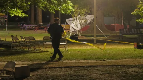 شرطي يتفقد موقع إطلاق النار في جامعة ولاية إليزابيث سيتي، حيث قُتل شخص وأصيب ستة آخرون خلال مهرجان الفايكنج.