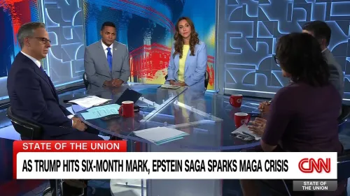 مجموعة من المحللين السياسيين يتحدثون في استوديو CNN حول تأثير إدارة ترامب على الانتخابات، مع التركيز على قضايا ديمقراطية هامة.