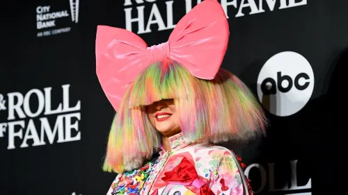 سيا، المغنية الأسترالية، تظهر بفستان ملون وقبعة كبيرة أثناء حدث موسيقي، في سياق إعلانها عن الطلاق من زوجها دانيال برنارد.