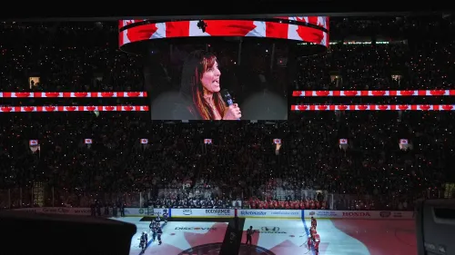 شانتال كريفيازوك تؤدي النشيد الوطني الكندي "يا كندا" أمام جمهور كبير، مع عرض علم كندا على الشاشة العملاقة.