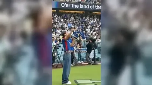 نيزا تؤدي أغنيتها بالإسبانية أمام جمهور كبير في مباراة دودجرز، تعبيرًا عن دعمها للمهاجرين وسط الاحتجاجات.