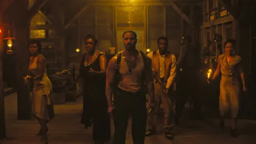 مجموعة من الشخصيات في مشهد من فيلم "المذنبون"، يظهرون في مكان مضاء بشكل خافت، مع تعابير قلق واستعداد لمواجهة خطر.