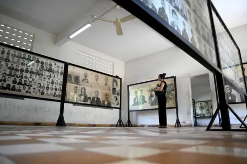 امرأة تتأمل صور ضحايا الخمير الحمر في متحف تول سلينغ للإبادة الجماعية، أحد المواقع المدرجة حديثاً في قائمة التراث العالمي لليونسكو.