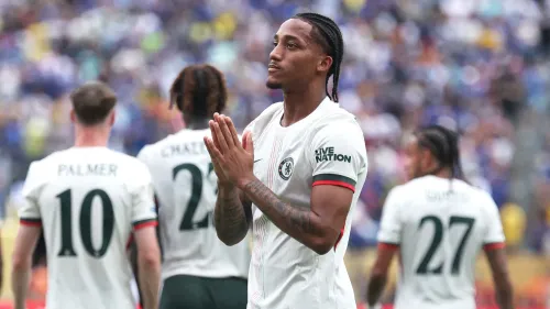 جواو بيدرو يرفع يديه في إشارة احترام بعد تسجيله هدفين لتشيلسي في نصف نهائي كأس العالم للأندية، مع زملائه في الفريق خلفه.