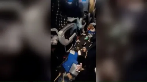 حالة من الفوضى داخل طائرة يونايتد إيرلاينز بعد حركة مفاجئة أدت إلى إصابة الركاب وأفراد الطاقم، مع تناثر الطعام والأغراض على الأرض.