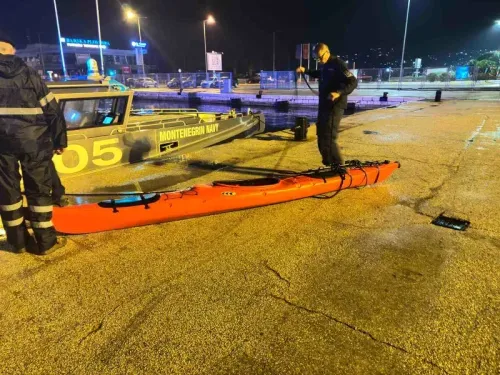 عملية إنقاذ المتزلج إيفيكا كوستيليتش بعد أن ضل طريقه في البحر، مع زورق دورية للبحرية في الجبل الأسود وزورق كاياك برتقالي.