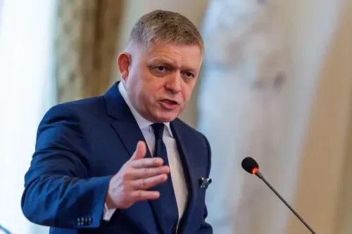رئيس وزراء سلوفاكيا روبرت فيكو يتحدث خلال مؤتمر صحفي، معبرًا عن موقف بلاده بشأن إمدادات الكهرباء إلى أوكرانيا.