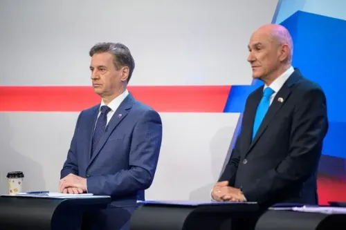 منافسة بين رئيس الوزراء السلوفيني روبرت جولوب واليميني يانيز يانسا خلال مناظرة انتخابية، تعكس التوترات السياسية في سلوفينيا.