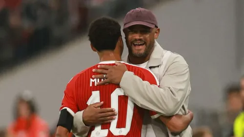 احتفال فينسنت كومباني مع جمال موسيالا بعد تسجيل هدف في دوري أبطال أوروبا لموسم 2029-2030 مع بايرن ميونيخ.