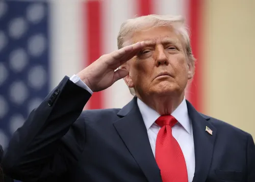 تظهر الصورة شخصية معروفة تؤدي التحية العسكرية، مع العلم الأمريكي في الخلفية. تشير الصورة إلى السياق الأمني المتزايد حول الشخصيات العامة.