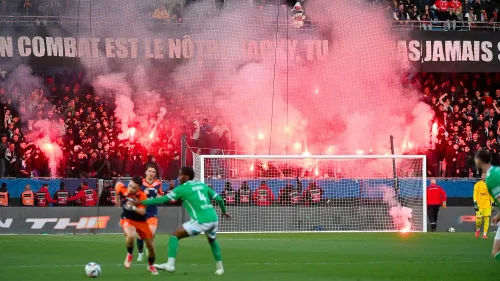 مباراة مونبلييه ضد سانت إتيان تتوقف بسبب دخان الشعلات النارية من المدرجات، مما أدى إلى نشوب حريق صغير.