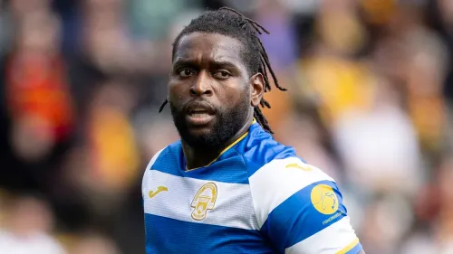 لاعب كرة القدم جاي إيمانويل توماس يرتدي زي فريقه، يظهر بملامح الجدية بعد اعترافه بتهريب الحشيش من تايلاند إلى المملكة المتحدة.