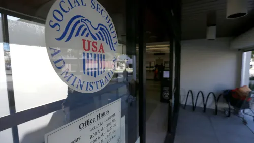مدخل مكتب إدارة الضمان الاجتماعي في الولايات المتحدة، مع لافتة توضح ساعات العمل والمعلومات الأساسية عن الخدمات المقدمة.