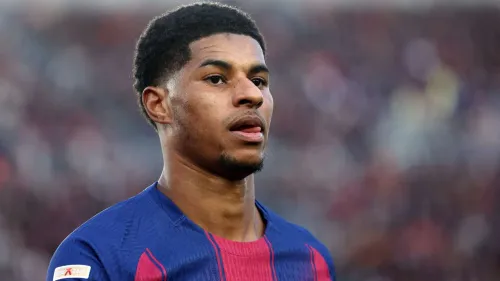 ماركوس راشفورد لاعب برشلونة السابق في لقطة تعبيرية تبرز قرار النادي بعدم تفعيل بند شرائه رغم نجاحه الموسم الماضي.