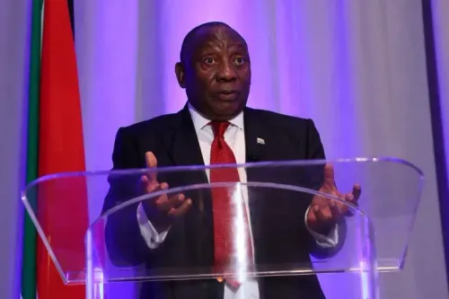 الرئيس سيريل رامافوزا يتحدث خلال مؤتمر صحفي، معبرةً عن موقفه من الفساد في الحكومة وتأثيره على الحوار الوطني في جنوب أفريقيا.