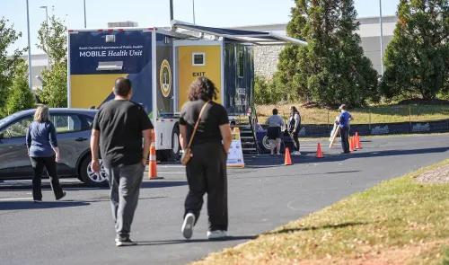 وحدة صحية متنقلة تابعة لإدارة الصحة العامة في كارولينا الجنوبية تقدم لقاحات الحصبة، مع وجود عدد قليل من الزوار في موقف السيارات.