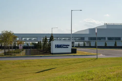 مدخل مصنع بطاريات هيونداي-إل جي في جورجيا، حيث تم تنفيذ مداهمة كبيرة للعمال المهاجرين، مما أثار قلق الشركات الكورية.