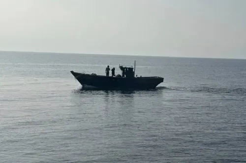 قارب في البحر يحمل ثلاثة أشخاص، يمثلون الكوريين الشماليين الذين تم إنقاذهم وإعادتهم إلى وطنهم، في سياق تحسين العلاقات بين الكوريتين.