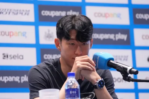 سون هيونج مين يتحدث خلال مؤتمر صحفي، معبرًا عن قراره الرحيل عن توتنهام بعد عقد من الزمن، وسط تقارير عن انتقاله إلى الدوري الأمريكي.