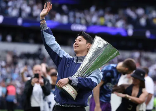 سون هيونج مين، نجم كرة القدم الكوري الجنوبي، يحتفل برفع كأس الدوري الأوروبي بعد فوز توتنهام على مانشستر يونايتد.
