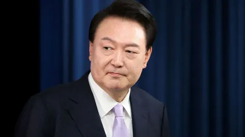 الرئيس يون سوك يول يظهر بملامح جادة، في سياق أزمة سياسية حادة بكوريا الجنوبية عقب تمديد احتجازه في تحقيق جنائي.