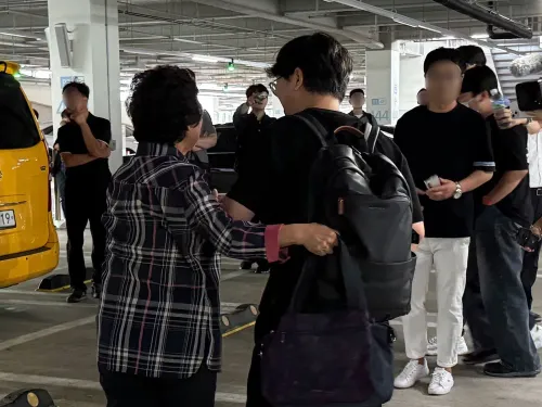 لم شمل عاطفي بين عائلة كورية جنوبية وعضو محتجز سابق، مع حشد من الصحفيين في مطار سيول.