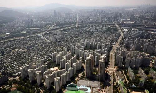 منظر جوي لحي جانجنام في سيول، يظهر الأبنية السكنية الكثيفة والمجمعات الحديثة، حيث يعيش الرئيس الكوري الجنوبي السابق يون سوك يول.