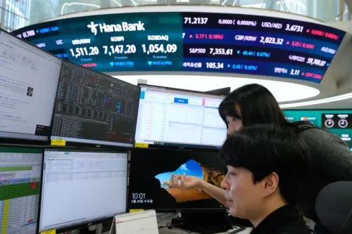 ارتفاع مؤشر KOSPI الكوري الجنوبي بأكثر من 8% بعد اتفاق بين Samsung Electronics ونقابة العمال، مع وجود شاشات تعرض البيانات المالية في الخلفية.