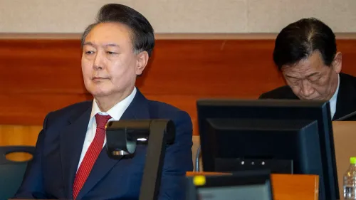 يون سوك يول، الرئيس الكوري الجنوبي المعزول، يجلس في المحكمة خلال جلسة استماع لمحاكمته بتهمة التمرد في سيول.