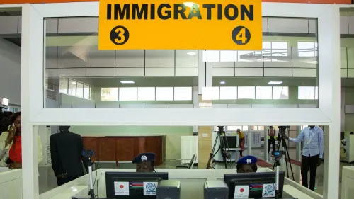 مكتب الهجرة في مطار جوبا الدولي، حيث يجري تفتيش المسافرين. يشير السياق إلى تحديات الترحيل من الولايات المتحدة إلى جنوب السودان.