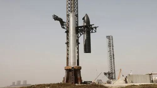 صاروخ سبيس إكس ستارشيب يقف على منصة الإطلاق في قاعدة ستاربايس بتكساس، استعداداً للاختبار الثامن بعد فقدان المركبة في الرحلة السابقة.