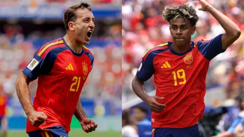 لاعبا منتخب إسبانيا لكرة القدم يحتفلان بحماس خلال مباراة كأس العالم، يعكسان الأداء القوي والتأهل لدور الستة عشر.