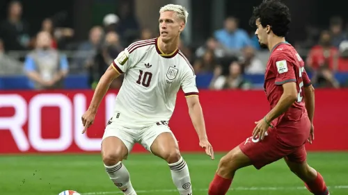 لاعب إسباني يرتدي الرقم 10 يسيطر على الكرة أمام لاعب من البرتغال خلال مباراة كأس العالم في ملعب دالاس.
