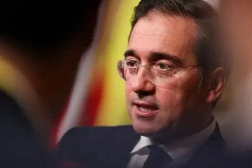 وزير الخارجية الإسباني خوسيه مانويل ألباريس يتحدث خلال مؤتمر صحفي، مع التركيز على قضايا حقوق الإنسان في سياق العلاقات الأوروبية مع إسرائيل.