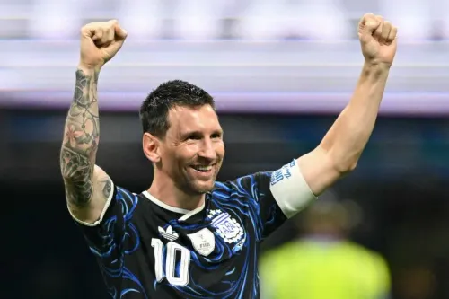 ليونيل ميسي يرفع يديه مبتسمًا بفخر خلال نهائي كأس العالم 2026 بين الأرجنتين وإسبانيا في نيو جيرسي.