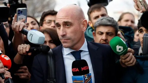 لويس روبياليس، الرئيس السابق لاتحاد كرة القدم الإسباني، يتحدث أمام حشد من الصحفيين بعد إدانته بالاعتداء الجنسي.