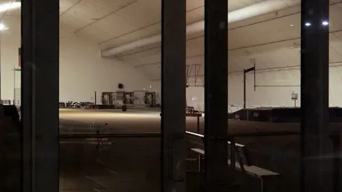 صورة لمضمار وميدان مغلق في جامعة كولورادو سبرينغز، حيث حدث حادث مأساوي أثناء مسابقة رمي المطرقة.