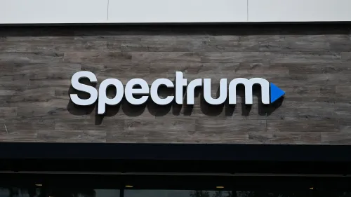 شعار شركة Spectrum على واجهة متجر، يعكس انقطاع خدمات الإنترنت بسبب أعمال تخريبية في لوس أنجلوس.