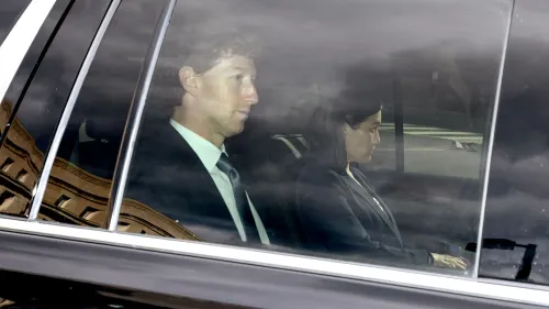 مارك زوكربيرج وشيريل ساندبرغ يجلسان في سيارة أثناء محاكمة تتعلق بدعوى مكافحة الاحتكار ضد شركة Meta.