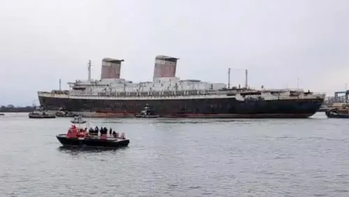 غادرت الباخرة SS United States نهر ديلاوير متجهة إلى موبيل، ألاباما، لتصبح شعاباً مرجانية اصطناعية، بعد 30 عاماً من التوقف.