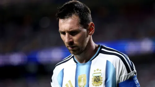 ليونيل ميسي بحزن وهو يرتدي قميص الأرجنتين بعد خسارة نهائي كأس العالم 2022، معبرة عن الألم والخيبة في المنتخب الوطني.