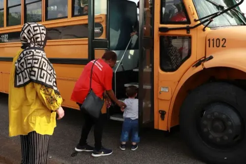 امرأة ترتدي حجابًا وشخص آخر يساعد طفلًا صغيرًا على الصعود إلى حافلة مدرسية صفراء، مما يعكس أهمية التعليم ودعم الأسر.
