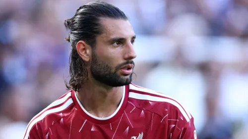 دومينيك سزوبوسلاي لاعب وسط ليفربول يرتدي القميص الأحمر برقم 8، رمز القيادة والصعود في أنفيلد.