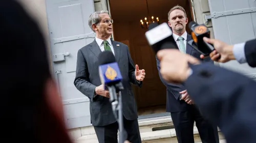 وزير الخزانة سكوت بيسنت يتحدث للصحفيين أثناء المفاوضات التجارية مع المسؤولين الصينيين في جنيف، مع تصاعد التوترات حول الرسوم الجمركية.