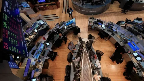 ارتفاع الأسهم في بورصة نيويورك، حيث يظهر المتداولون يعملون أمام شاشات تعرض أسعار الأسهم، في ظل تأثير الإعفاءات من الرسوم الجمركية.